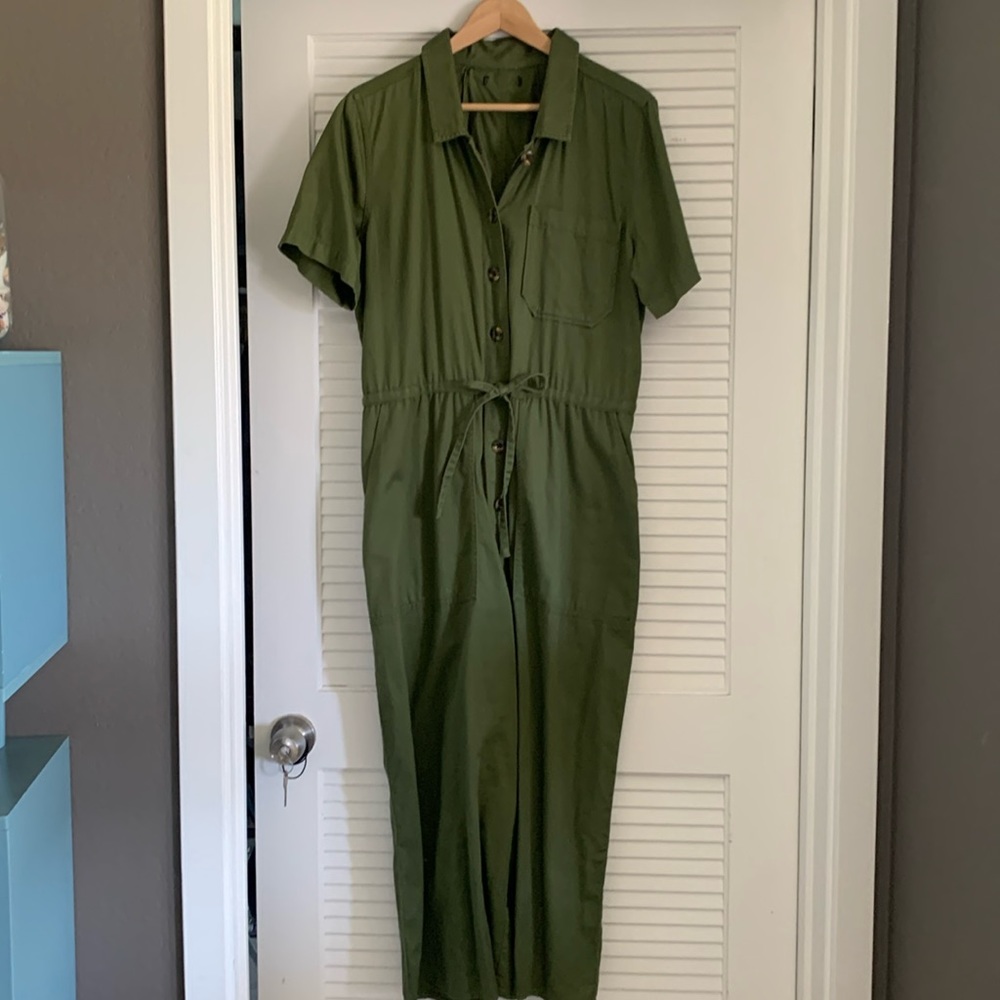 Camo-green jumpsuit!